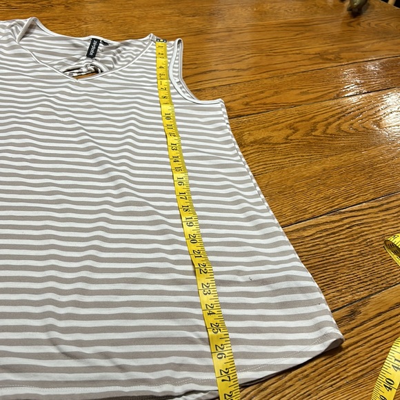 Zoe + Phoebe stripe sleeveless top, keyhole back.  Size Medium. - Picture 5 of 6